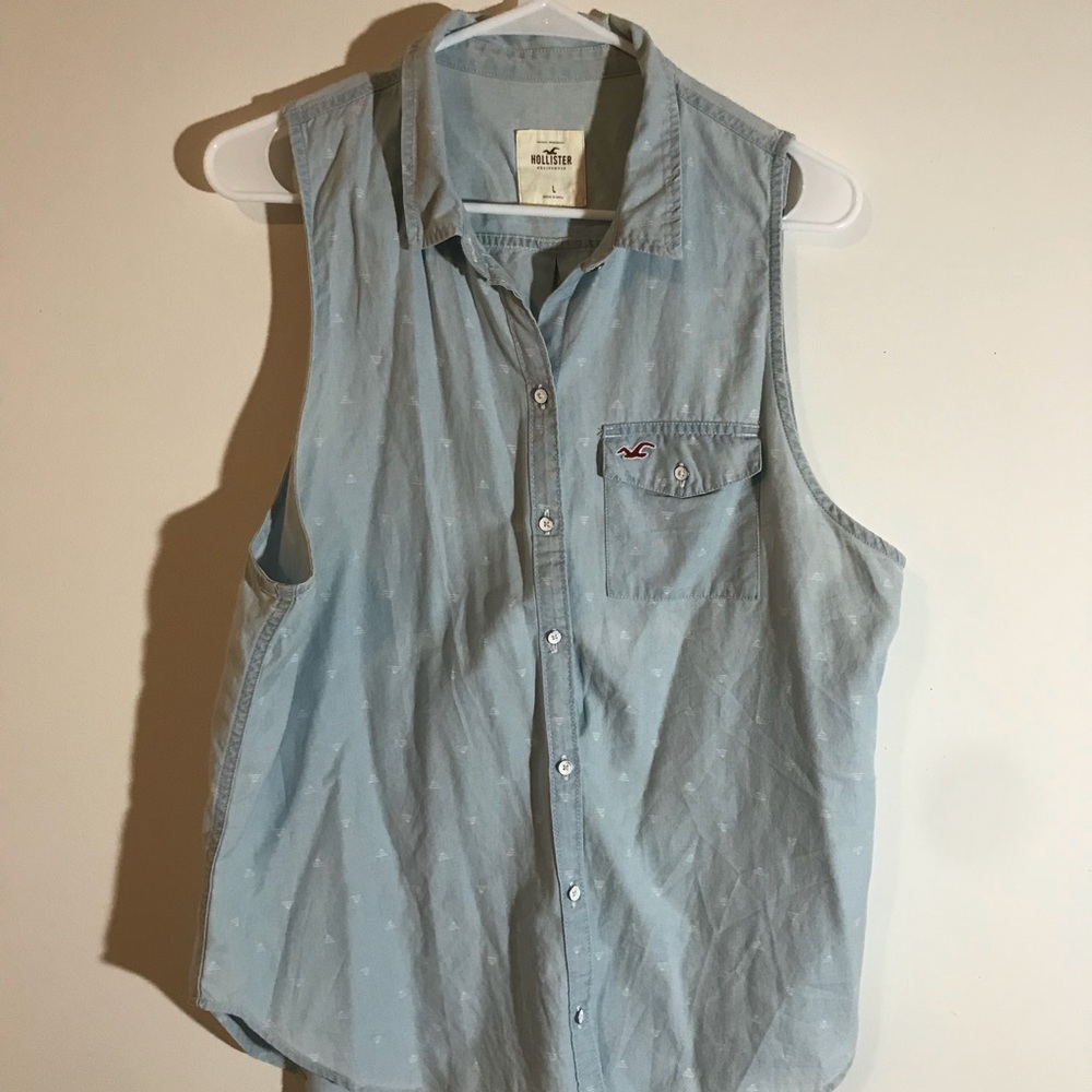 Hollister sleeveless button up top, patterned